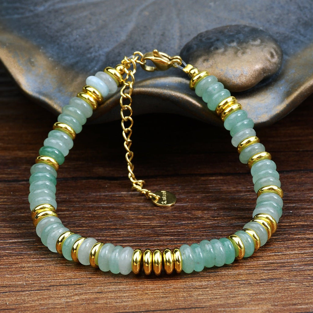 Bracelet femme en pierres de cristal bleu-vert avec anneaux dorés et chaîne réglable en métal doré.