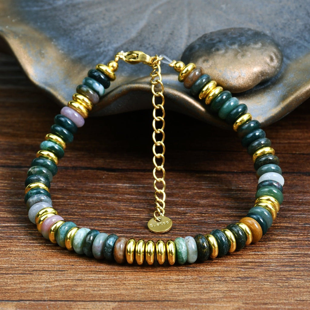 Bracelet femme en pierres de cristal rondes multicolores avec accents dorés et chaîne ajustable.
