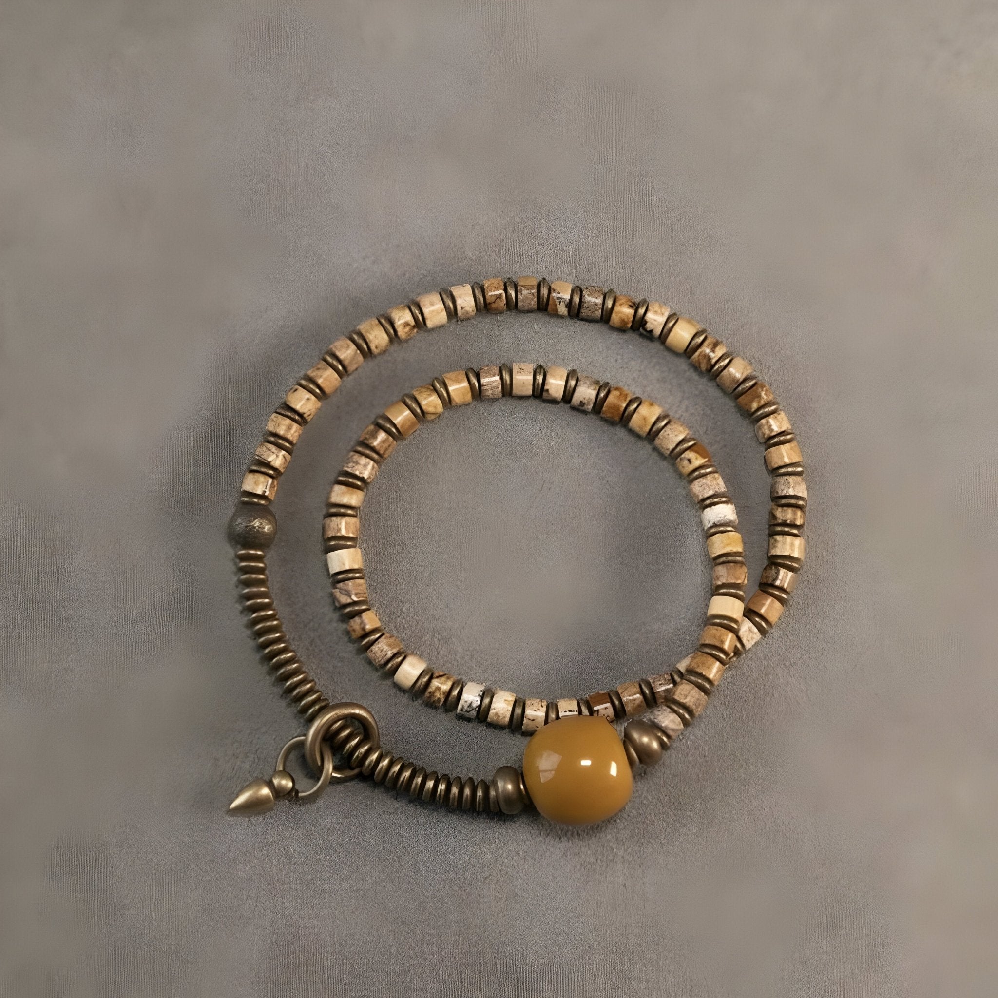 Bracelet femme jaspe et cuivre perles beiges et dorées avec fermoir ressort et perle jaune ronde.