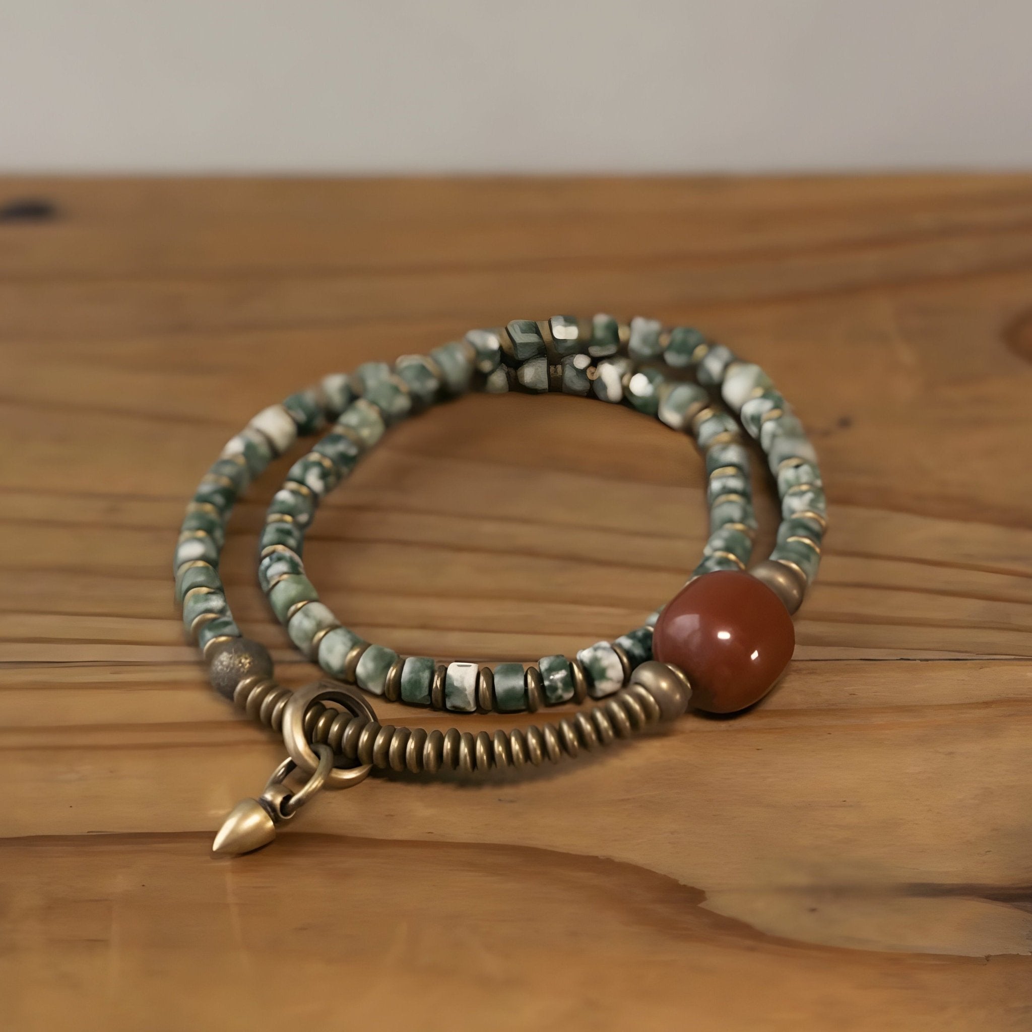 Bracelet double tour en pierres de jaspe vert clair, agate marron et perles en cuivre patiné.