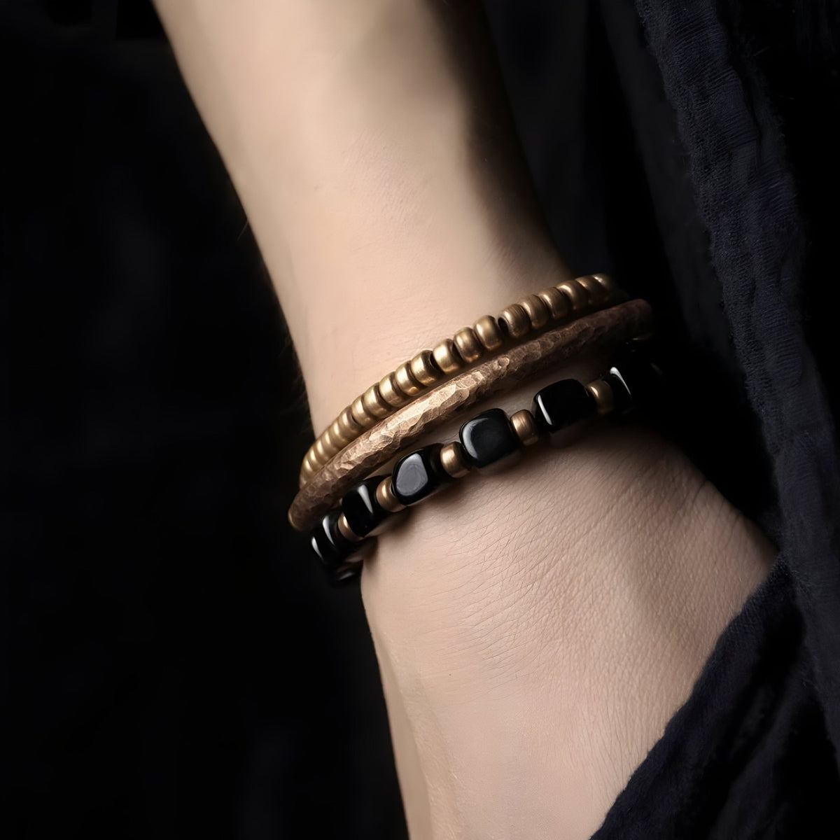 Bracelet double en perles d’onyx noir et cuivre doré, modèle Dorothée, style élégant pour femme.