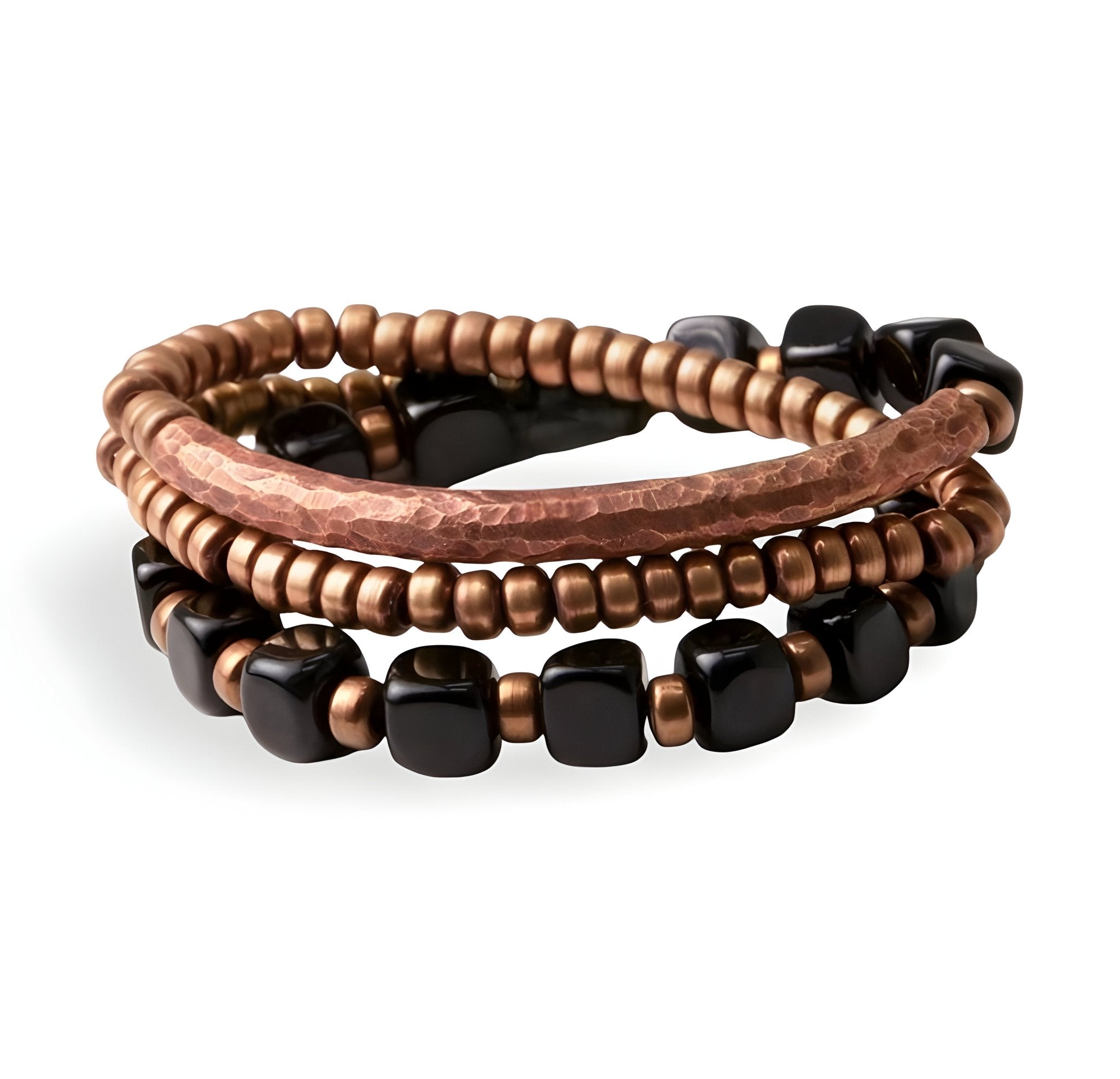 Bracelet femme en pierres d'onyx noir et perles cuivre, design multi-rangs avec tube cuivre martelé.