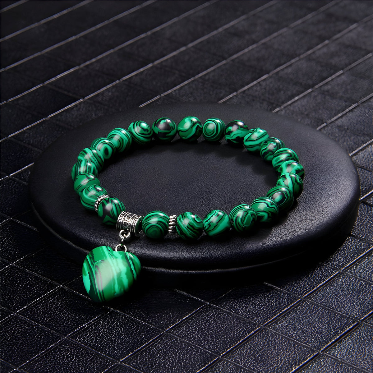 Bracelet mixte en pierres naturelles de malachite avec perles rondes et charm cœur en malachite suspendu.