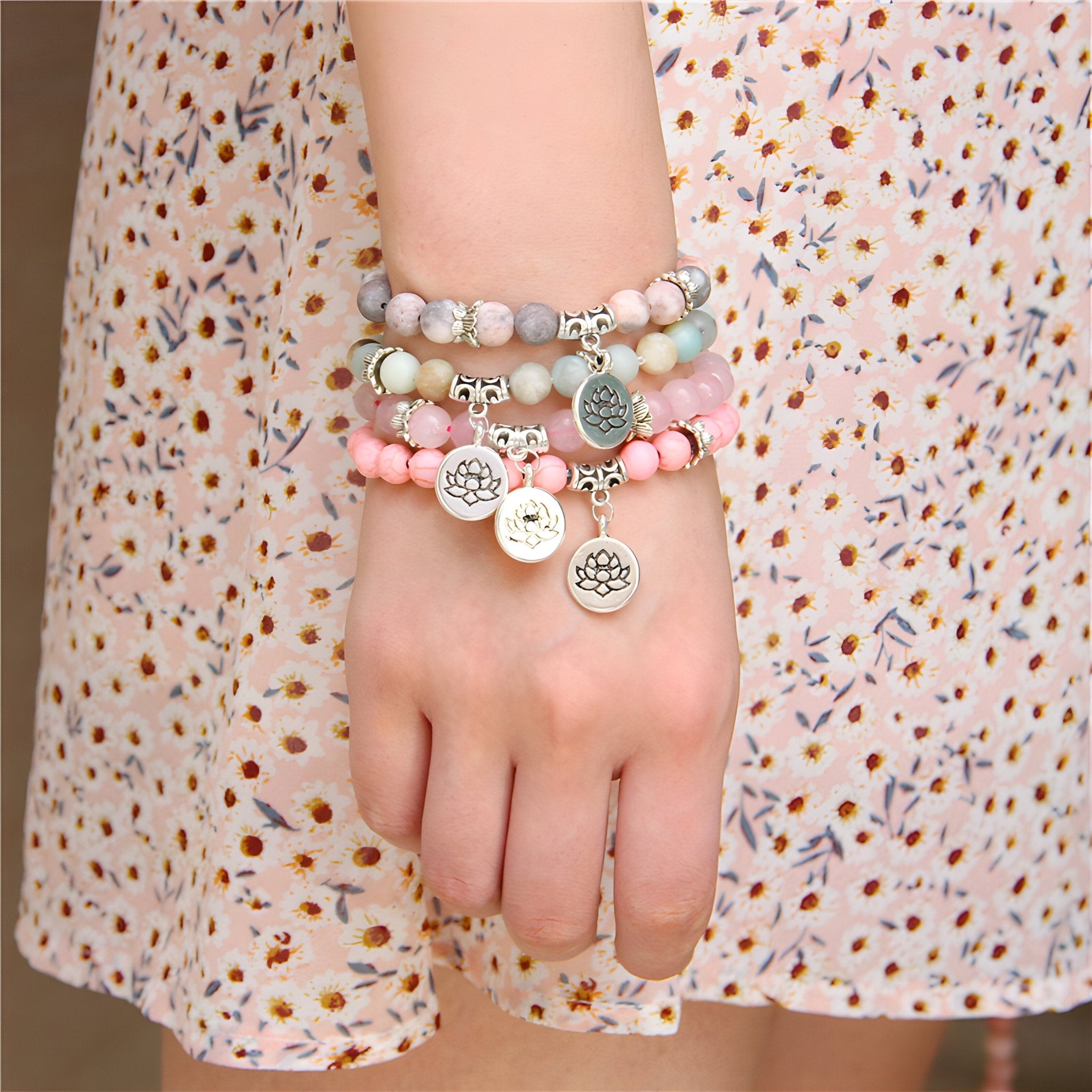 Bracelets en pierres naturelles multicolores avec charms fleur de lotus, style mixte, porté au poignet.