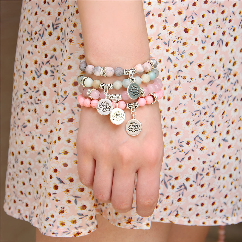 Bracelets en pierres naturelles multicolores avec charms fleur de lotus, style mixte, porté au poignet.