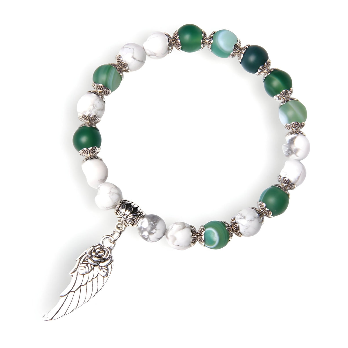Bracelet mixte en pierres naturelles blanches et vertes avec breloque plume argentée détaillée.