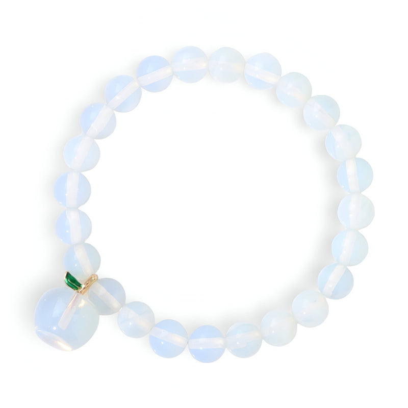 Bracelet mixte en pierres naturelles blanches translucides avec charm pomme en métal et agate verte.