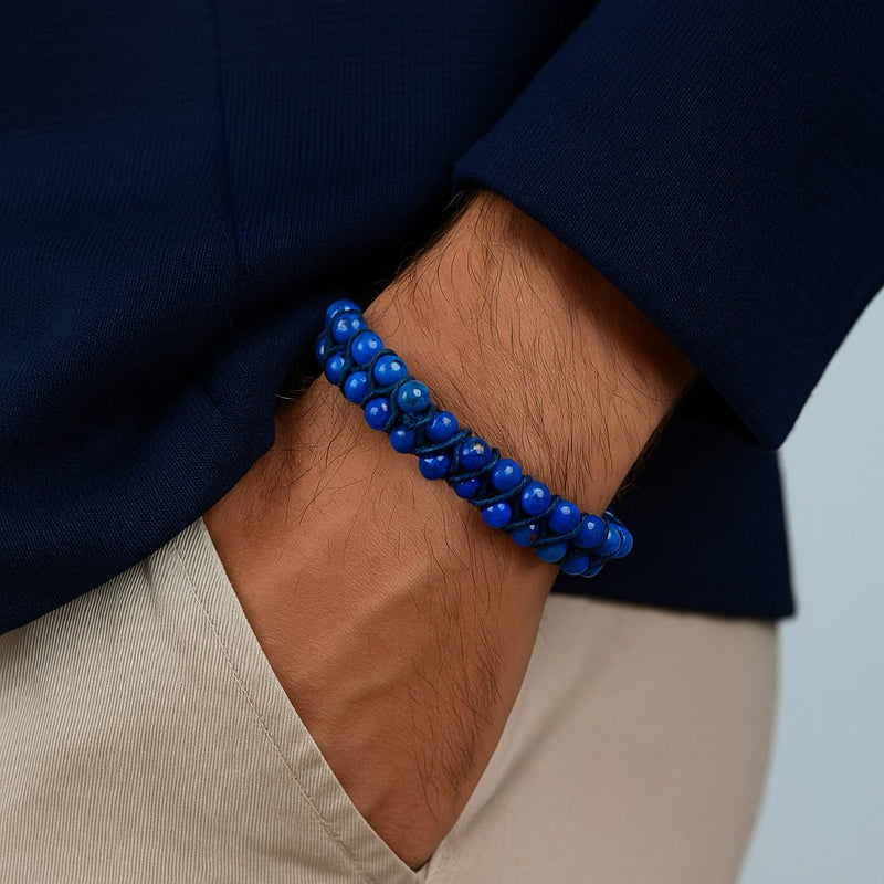 Bracelet double rang en pierres naturelles bleu lapis lazuli sur poignet, style encordé.