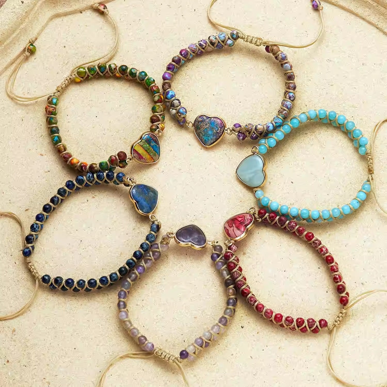 Sept bracelets en pierres naturelles aux perles colorées, cordons beige, avec pendentifs cœur multicolores.