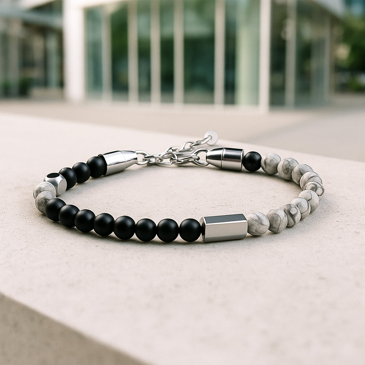 Bracelet mixte perles noires mat et grises marbrées 6 mm, acier inoxydable argent, fermoir réglable.