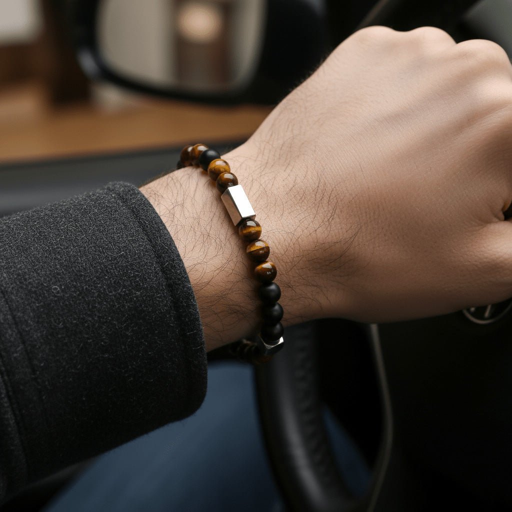 Bracelet masculin en perles naturelles marron et noires de 6 mm avec un fermoir en acier inoxydable réglable, modèle Tabo.