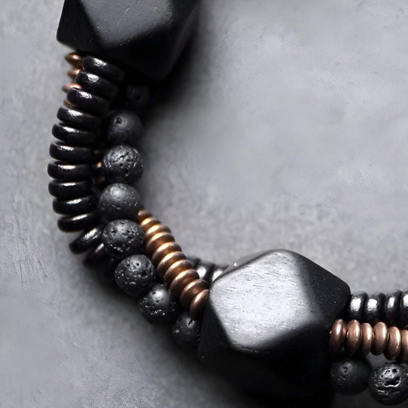 Bracelet pour femme en bois d’ébène noir et pierres naturelles noires avec perles cuivrées.