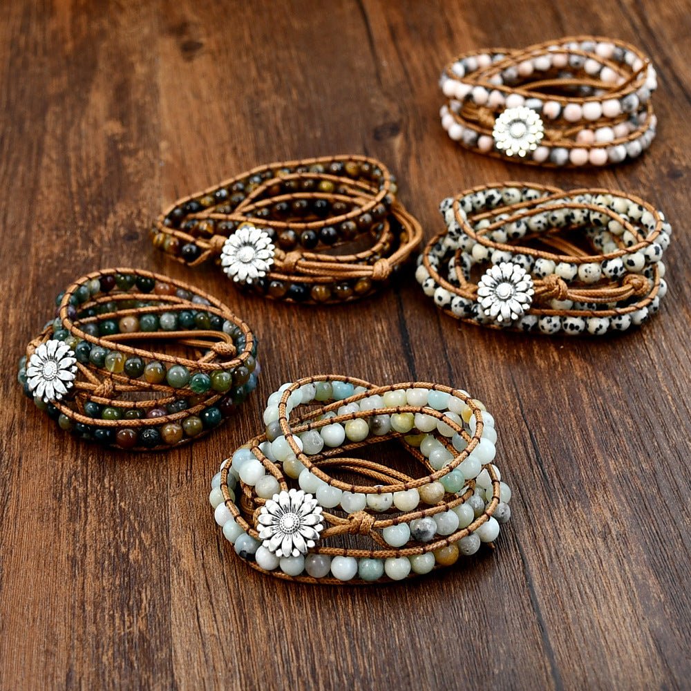 Lot de bracelets femme multi-rangs en pierres naturelles aux tons jaspe et perles avec pendentifs fleur en métal argenté.