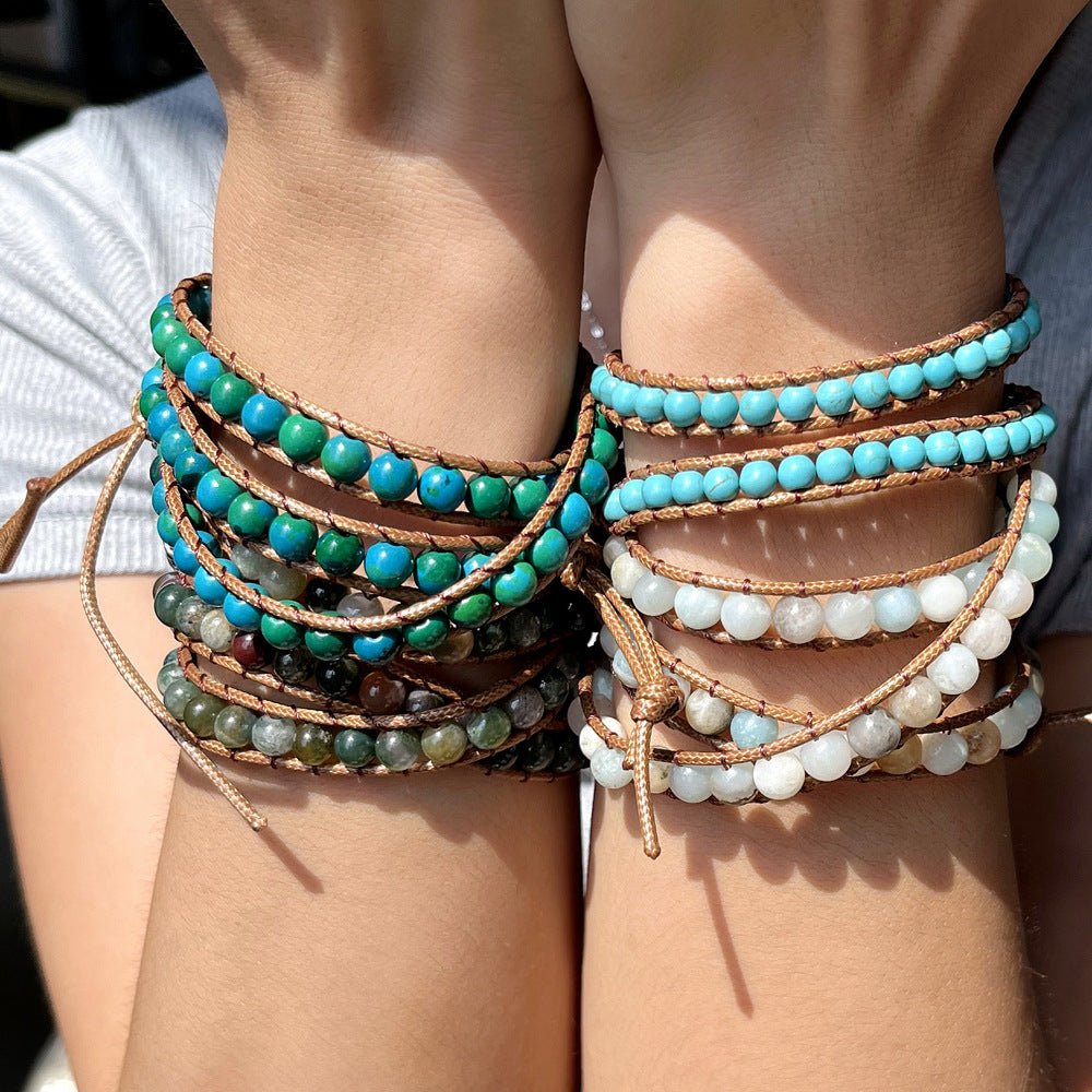 Bracelet multi-rangs en pierres turquoise africaine, jaspe et corde beige à enrouler au poignet.