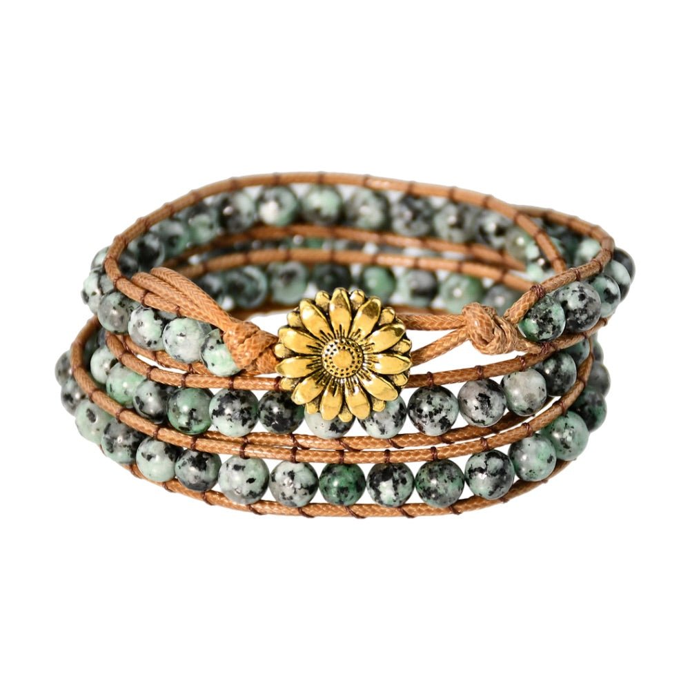 Bracelet multi-rangs en jaspe dalmatienne avec cordon beige et bouton fleur doré.