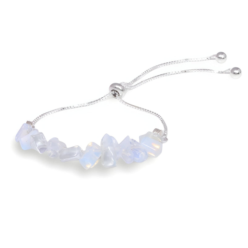 Bracelet argenté ajustable avec pierres naturelles blanches translucides en formes irrégulières.