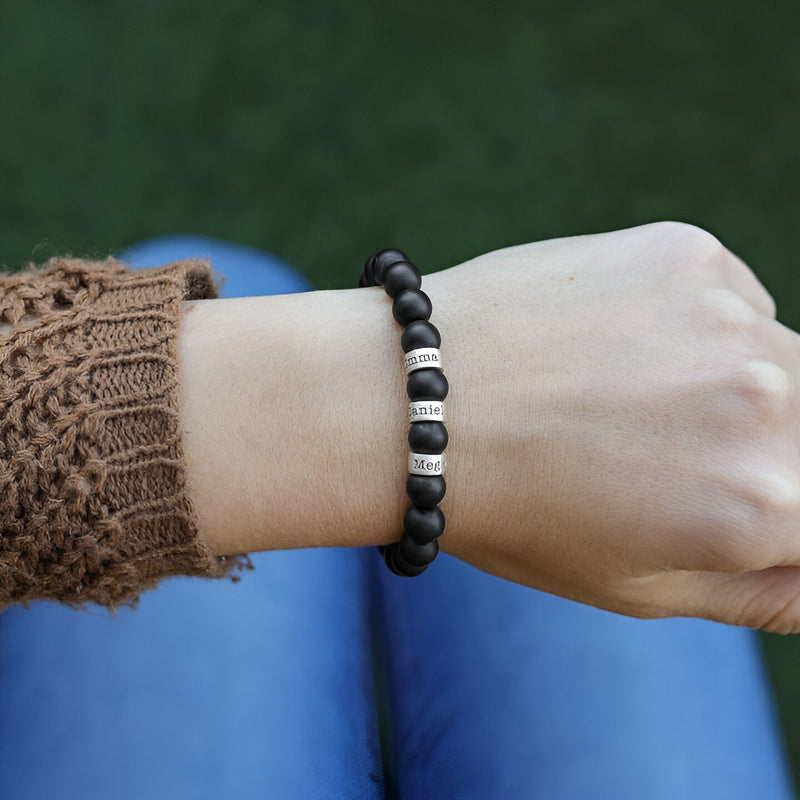 Bracelet Valen en pierres naturelles onyx noires mat avec trois plaques argentées, style masculin élégant.