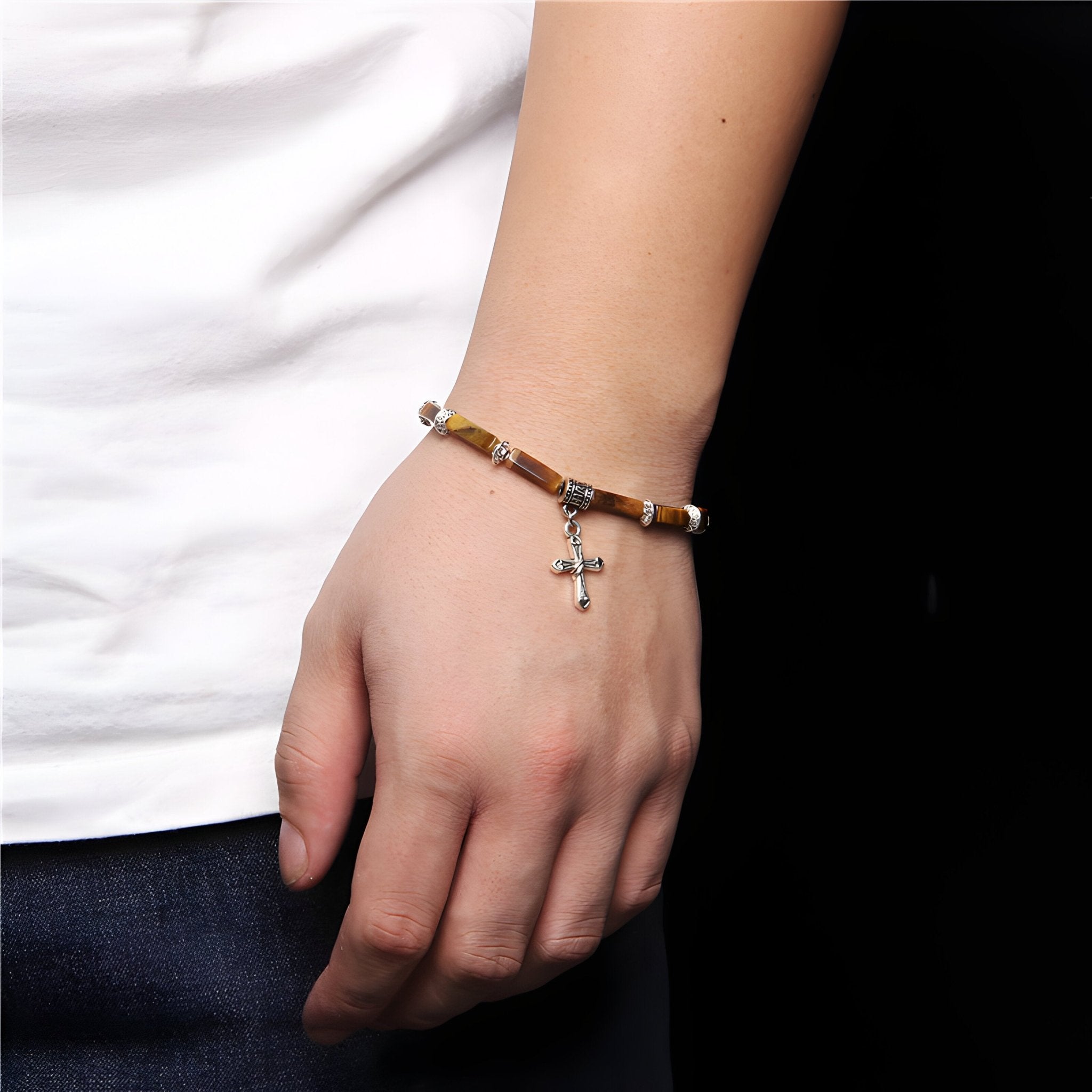 Bracelet homme en pierres rectangulaires œil de tigre avec charm croix argentée.