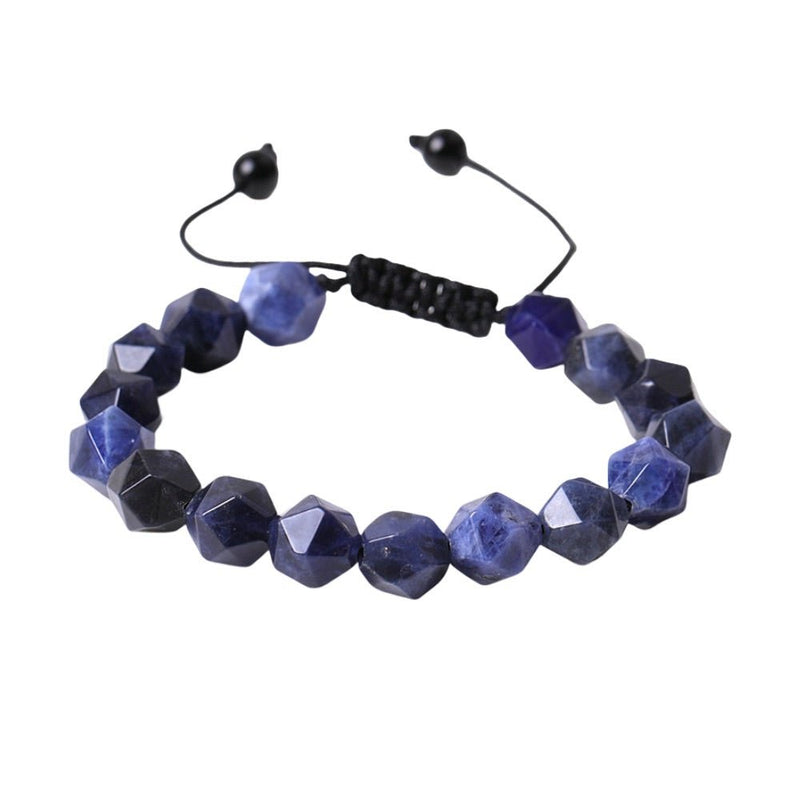 Bracelet ajustable en pierres naturelles taillées de lapis lazuli bleu foncé aux facettes polies.