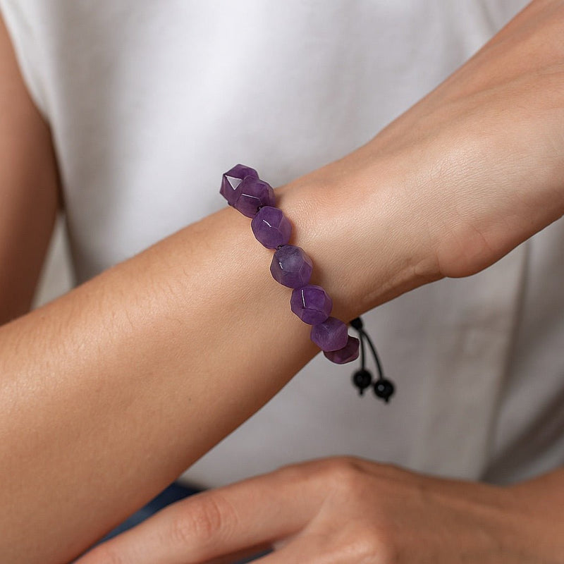 Bracelet en améthyste avec pierres naturelles taillées facettées et cordon ajustable noir.