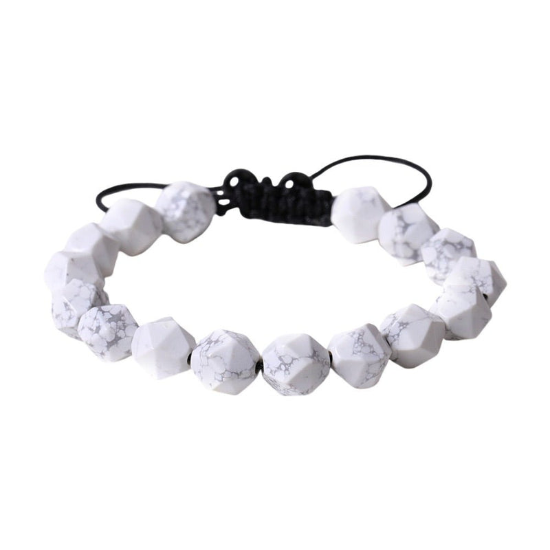 Bracelet en pierres naturelles blanches taillées avec cordon noir ajustable style macramé.
