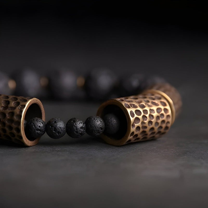 Bracelet femme en pierres volcaniques noires et laiton cuivré texturé style ancien.