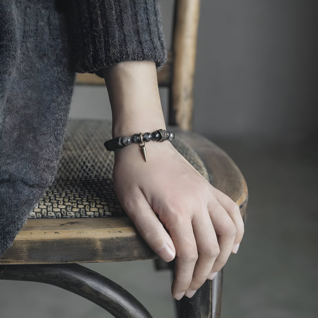 Bracelet mixte en quartz noir poli et perles en bois d’ébène, design élégant et naturel, taille ajustable.