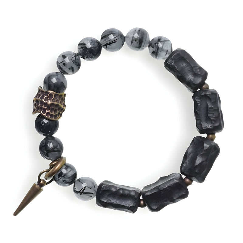 Bracelet mixte en quartz noir marbré et bois d’ébène sculpté avec breloque en métal bronze et pendentif pointu.