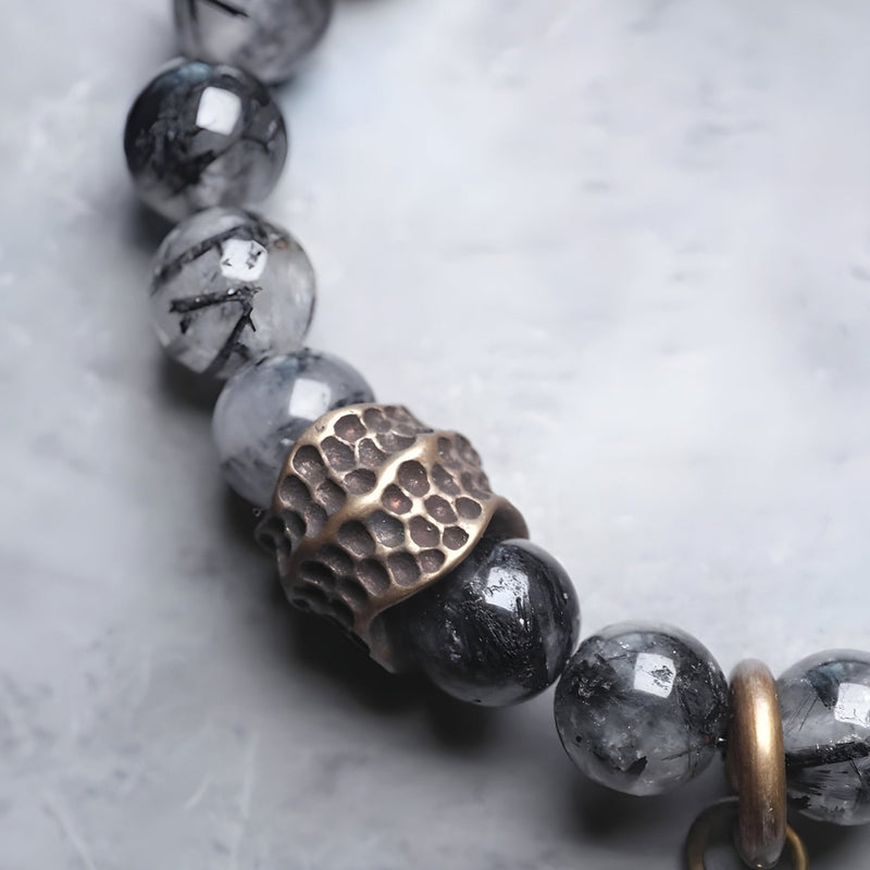 Bracelet mixte en perles de quartz noir et bois d'ébène avec détail en cuivre texturé, modèle Vika.