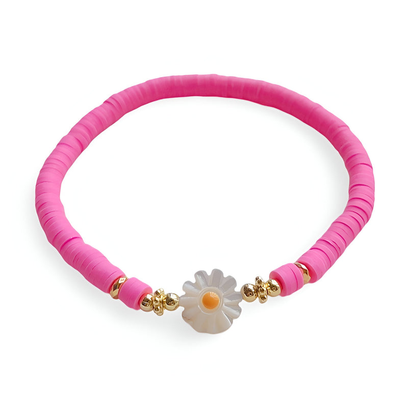 Bracelet femme en résine rose clair avec ornement marguerite blanche et détails dorés.