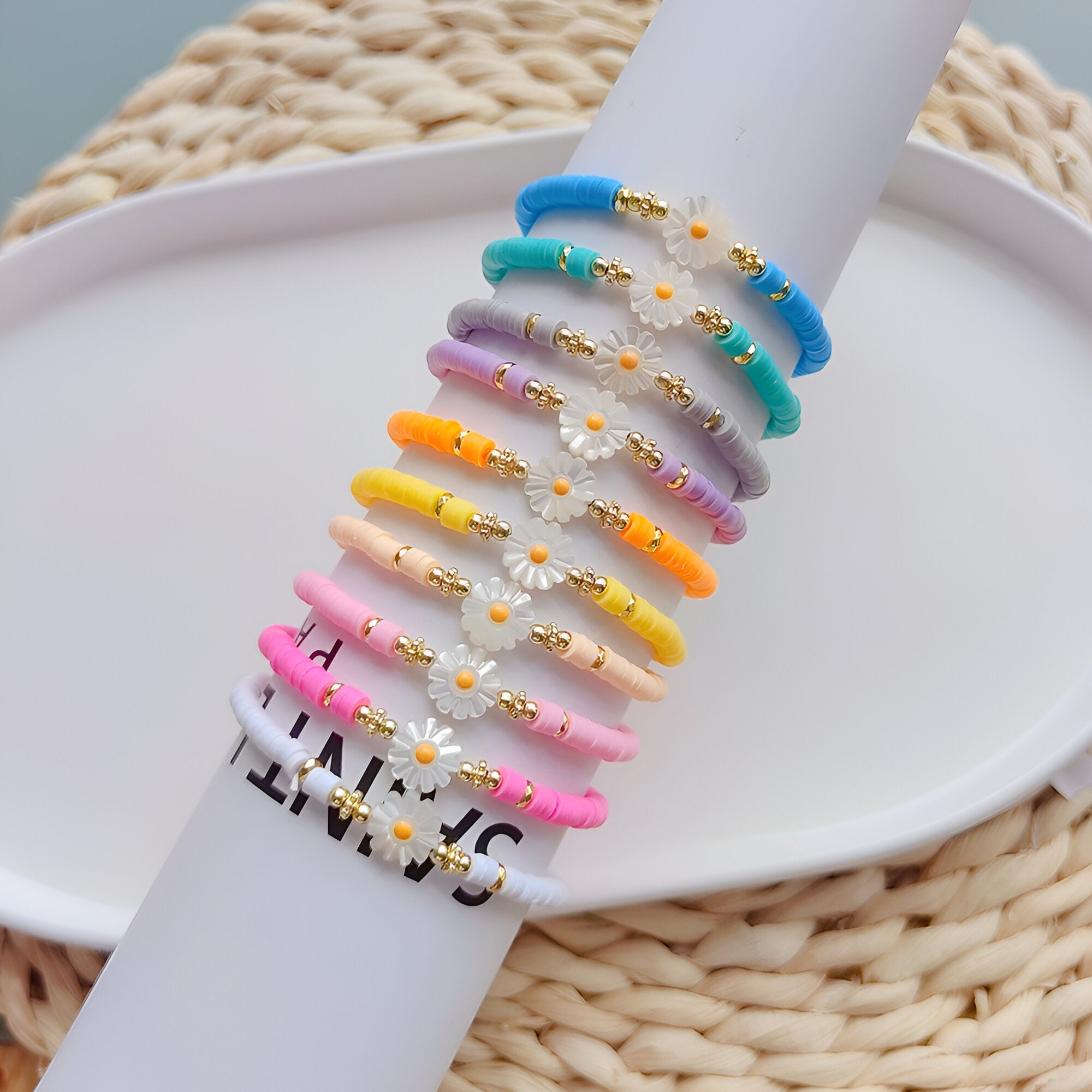 Bracelets en résine multicolores ornés de marguerites blanches et jaunes, style féminin délicat.