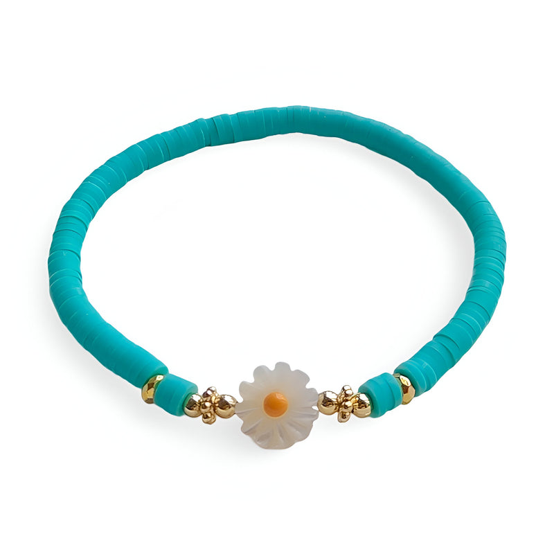 Bracelet fin en résine turquoise avec fleur marguerite blanche et perles dorées.
