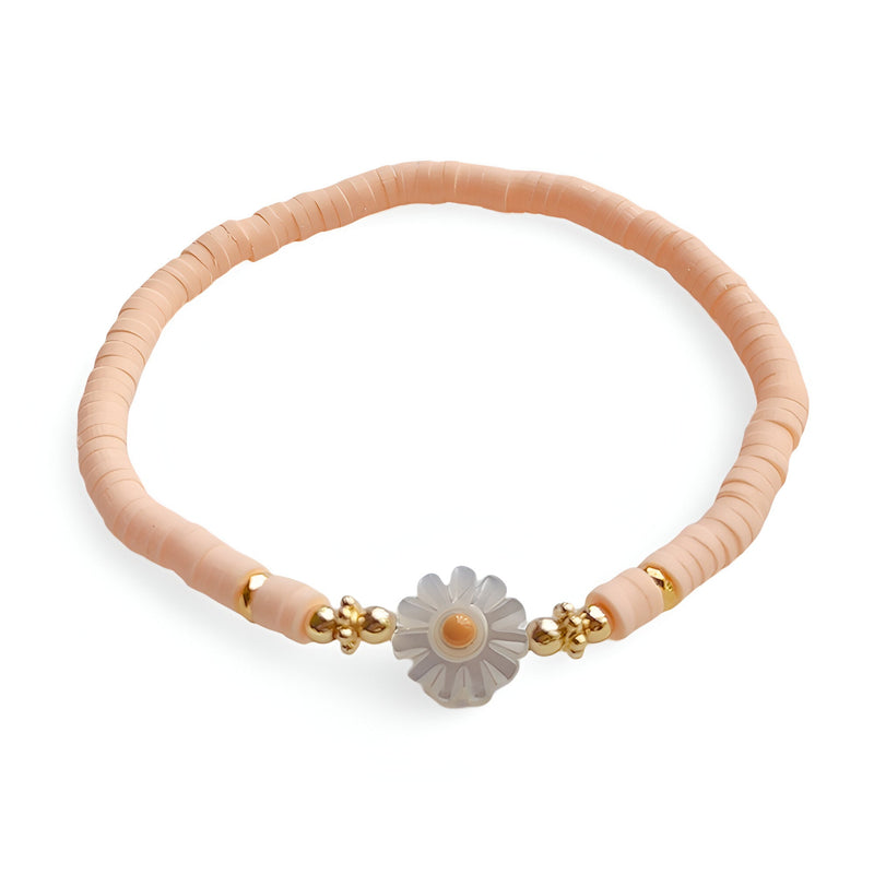 Bracelet fin en résine beige avec fleur marguerite blanche centrale et perles dorées délicates.