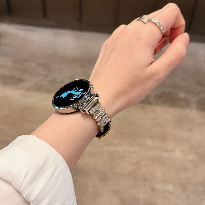 Bracelet montre connecté doré avec maillons incrustés de strass, style élégant pour femme.