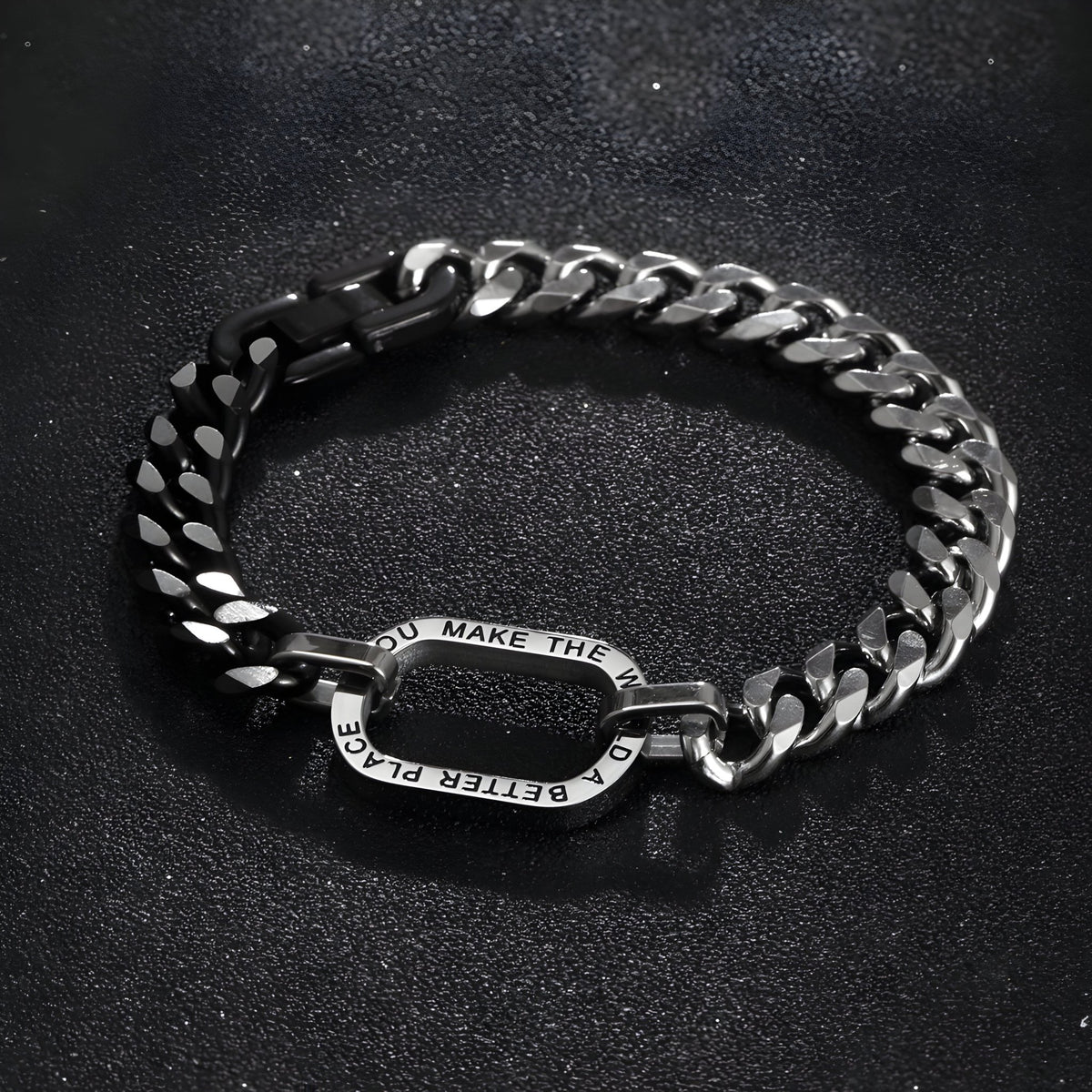 Bracelet homme en titane bi-colore argent et noir avec message gravé sur maillon central ovale.