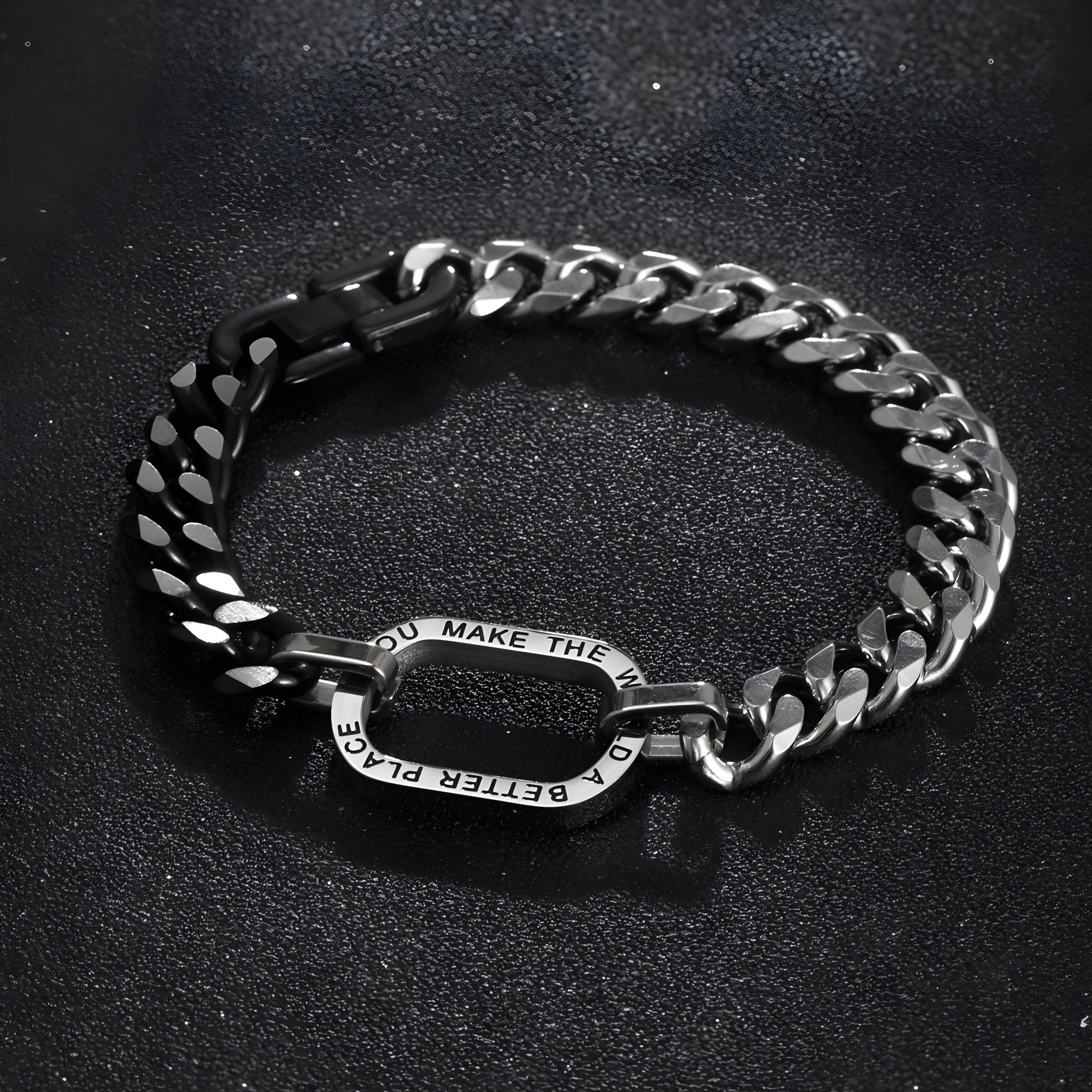 Bracelet homme en titane bi-colore argent et noir avec message gravé sur maillon central ovale.