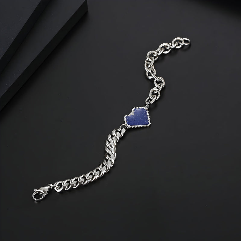 Bracelet en titane argenté avec cœur bleu en émail, chaîne large et fermoir mousqueton.