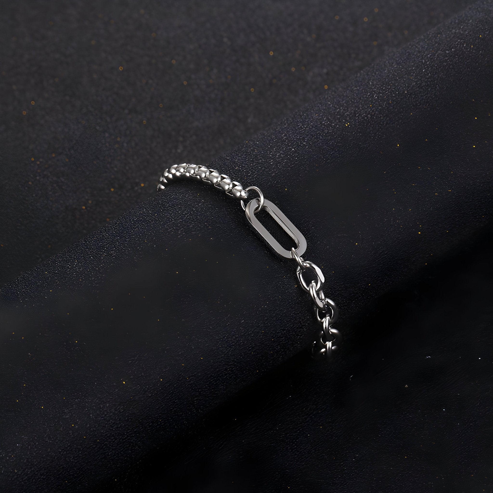 Bracelet homme en titane argenté à double maille robuste finition brillante.