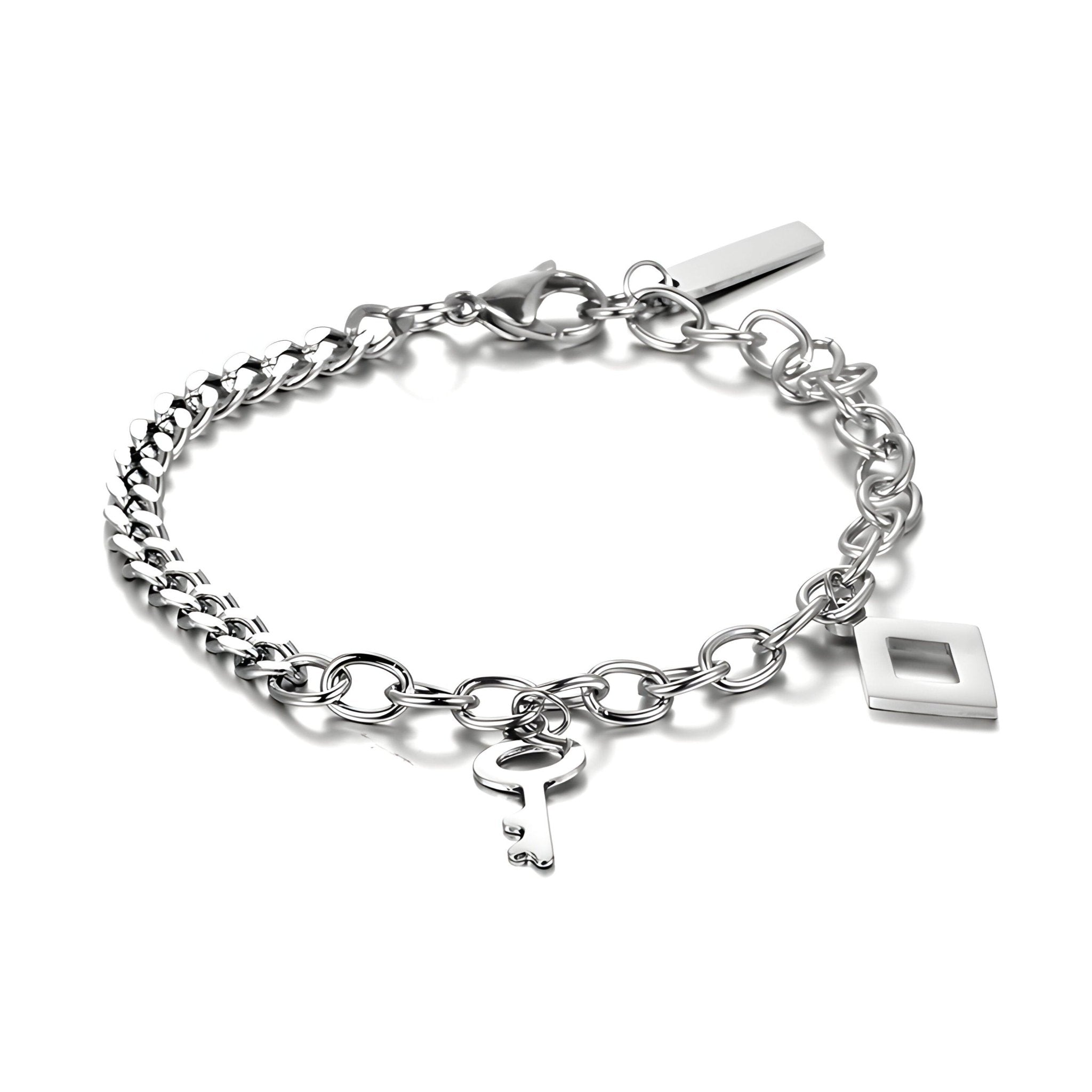 Bracelet en titane argenté à double maille avec charm clé et pendentif carré, fermoir mousqueton.