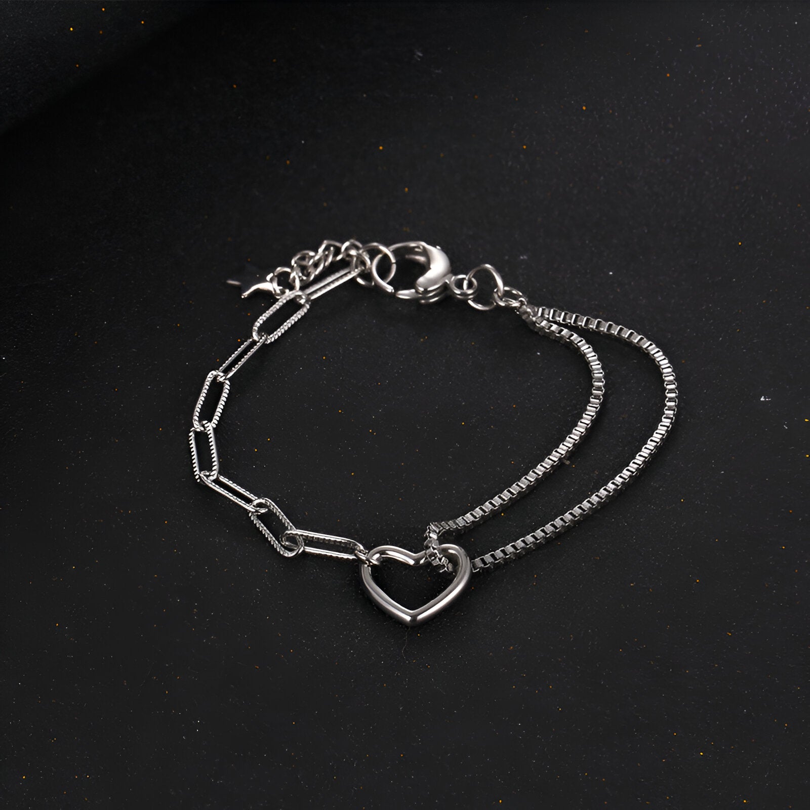Bracelet mixte en titane argenté avec double maille et charm cœur ouvert, fermeture mousqueton.