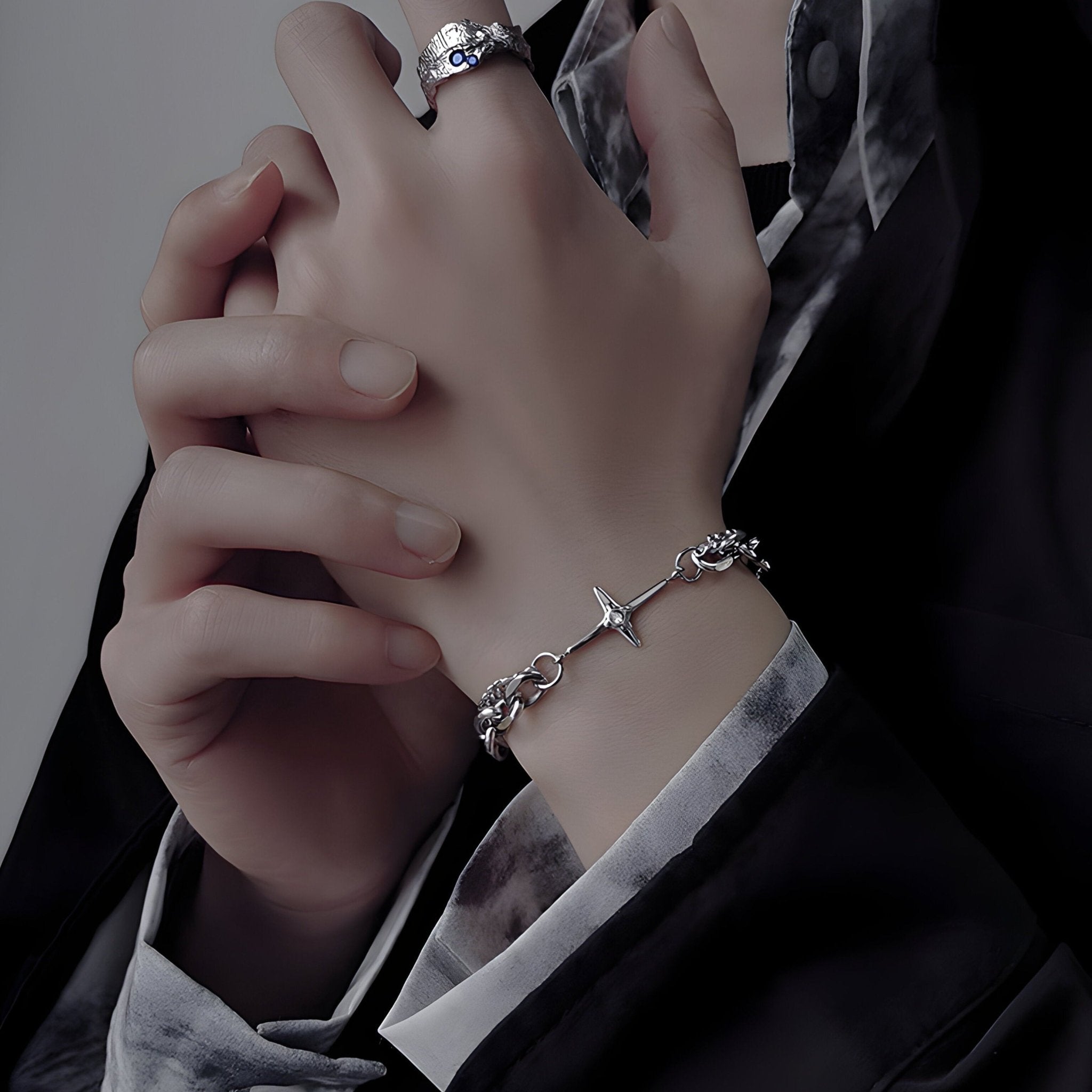 Bracelet homme en titane argenté à double maille avec croix scintillante élégante.