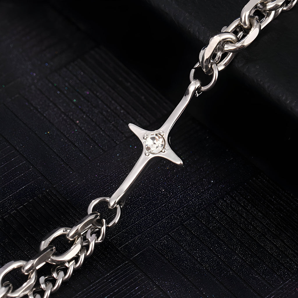 Bracelet en titane argenté avec double maille et croix centrale ornée d’un brillant scintillant.