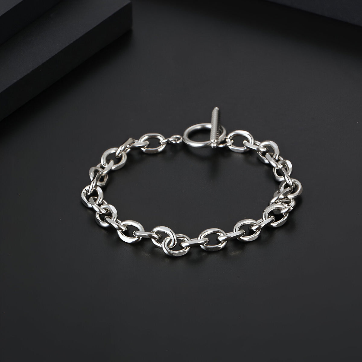 Bracelet homme en titane argenté à maillons ovales et fermoir en T simple et élégant.