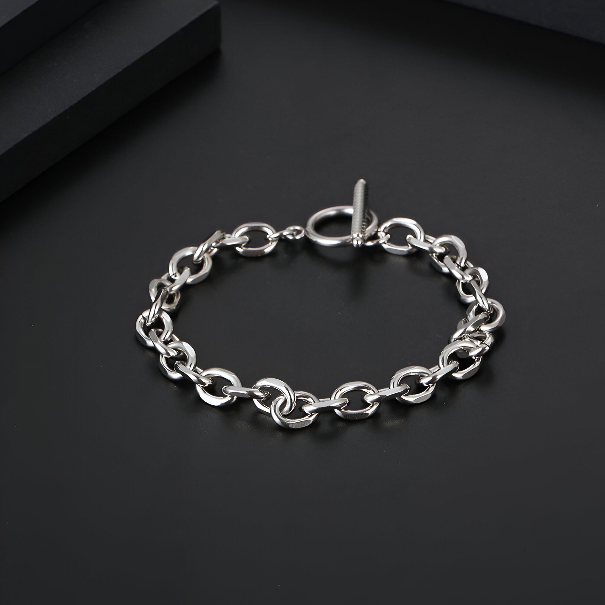 Bracelet homme en titane argenté à maillons ovales et fermoir en T simple et élégant.