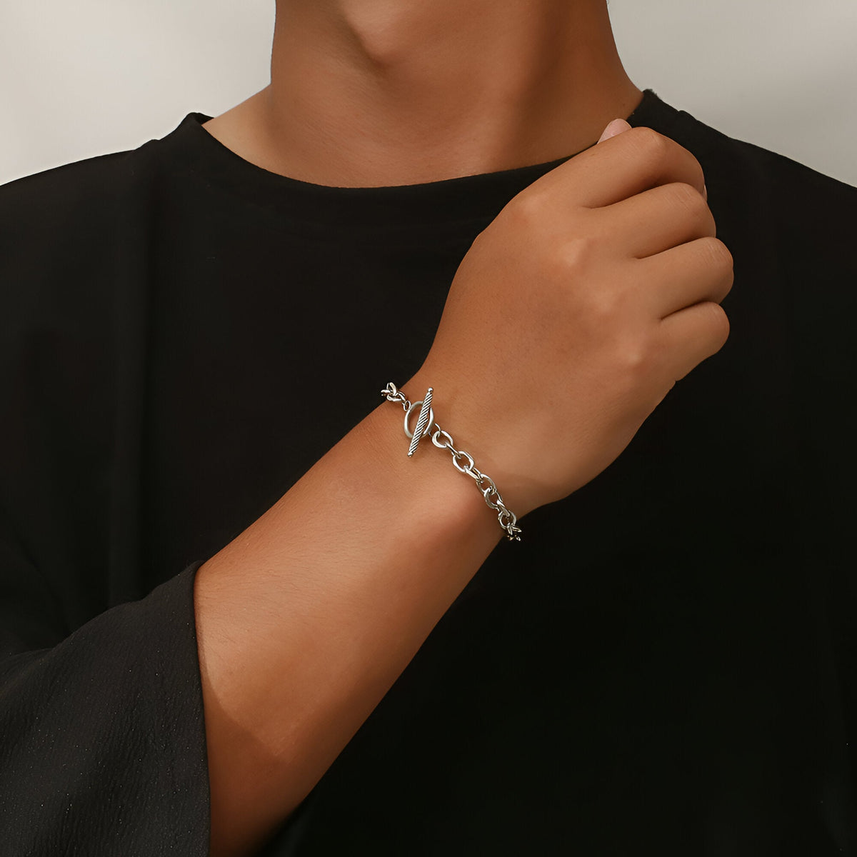 Bracelet homme en titane argenté avec fermoir en T, design moderne et épuré.