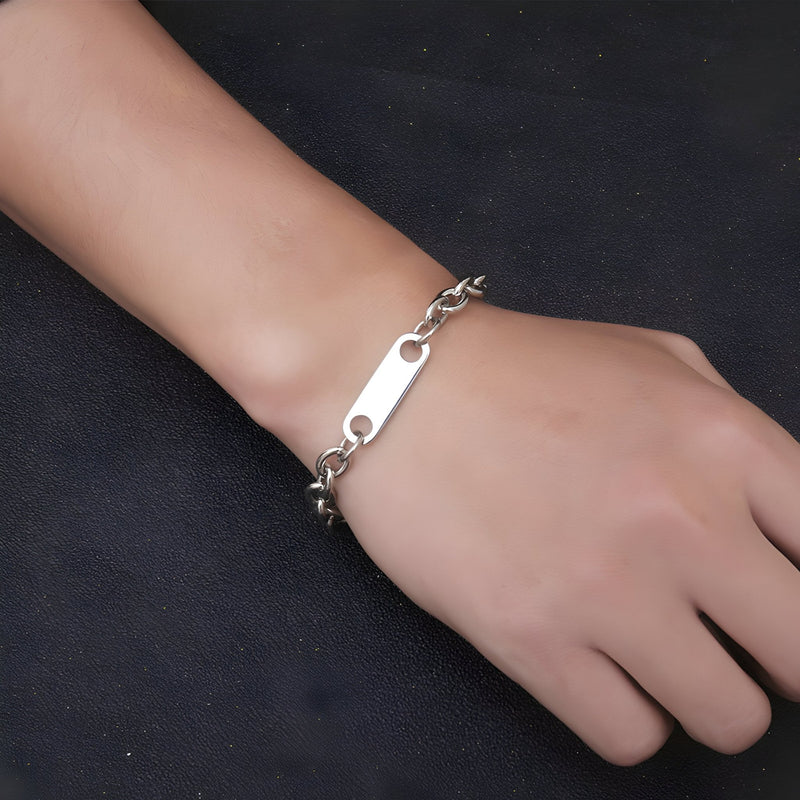 Bracelet gourmette homme en titane argenté avec plaque personnalisable et maillons élégants.