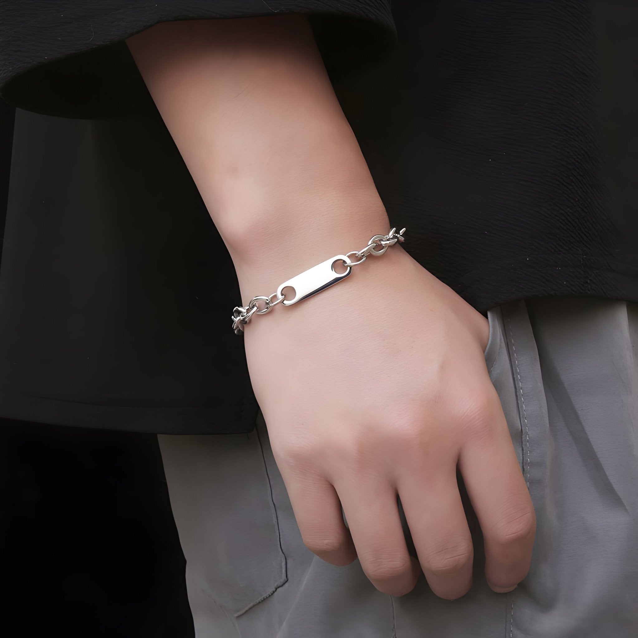 Bracelet gourmette en titane argenté pour homme avec plaque personnalisable et maillons larges.