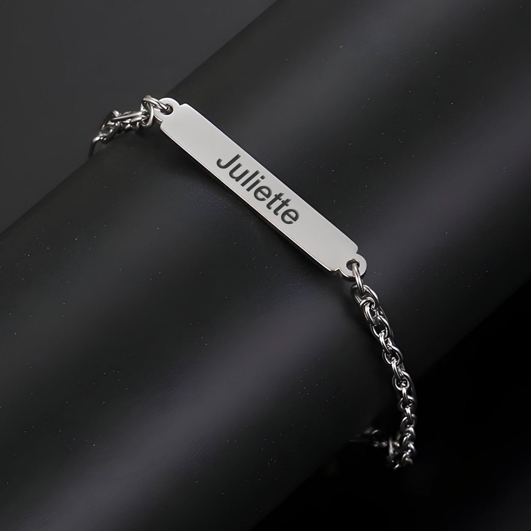 Bracelet gourmette en titane argenté avec plaque personnalisée gravée "Juliette" et maille forçat.