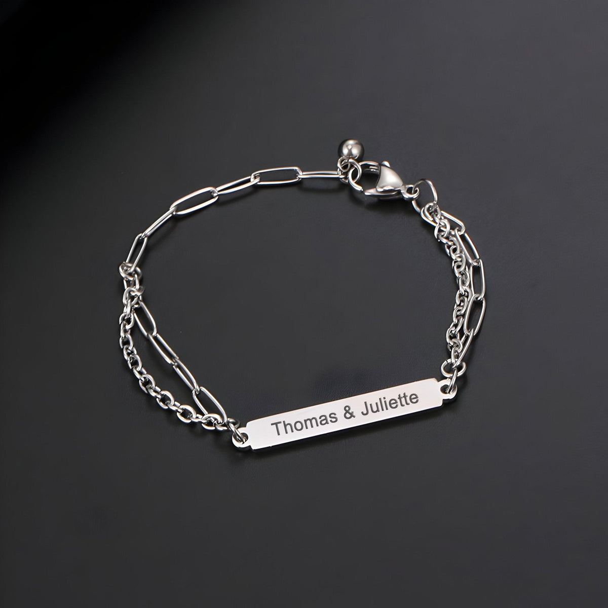 Bracelet gourmette en titane avec plaque gravée Thomas & Juliette, maille forçat argentée.