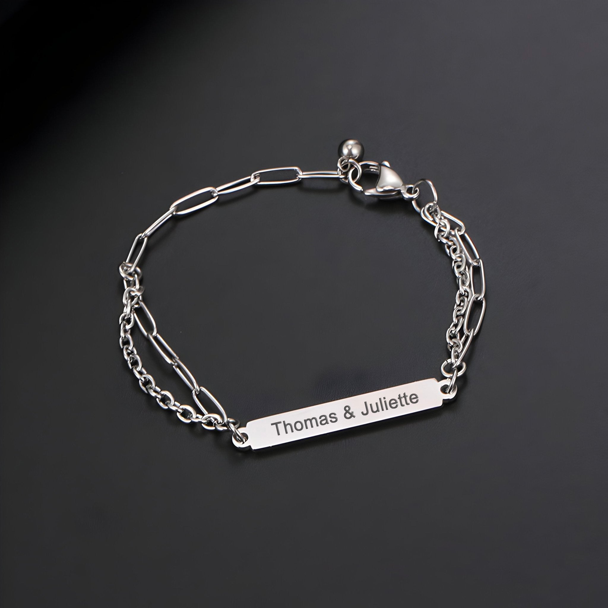 Bracelet gourmette en titane avec plaque gravée Thomas & Juliette, maille forçat argentée.
